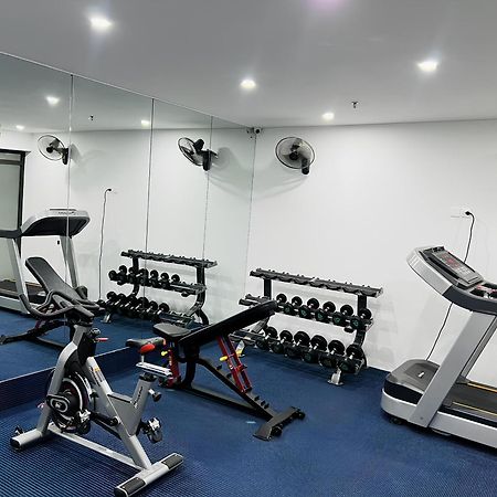May De Ville Crown Hotel Hanoi Zewnętrze zdjęcie A gym in a hotel