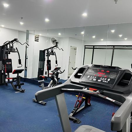 May De Ville Crown Hotel Hanoi Zewnętrze zdjęcie The gym at the hotel