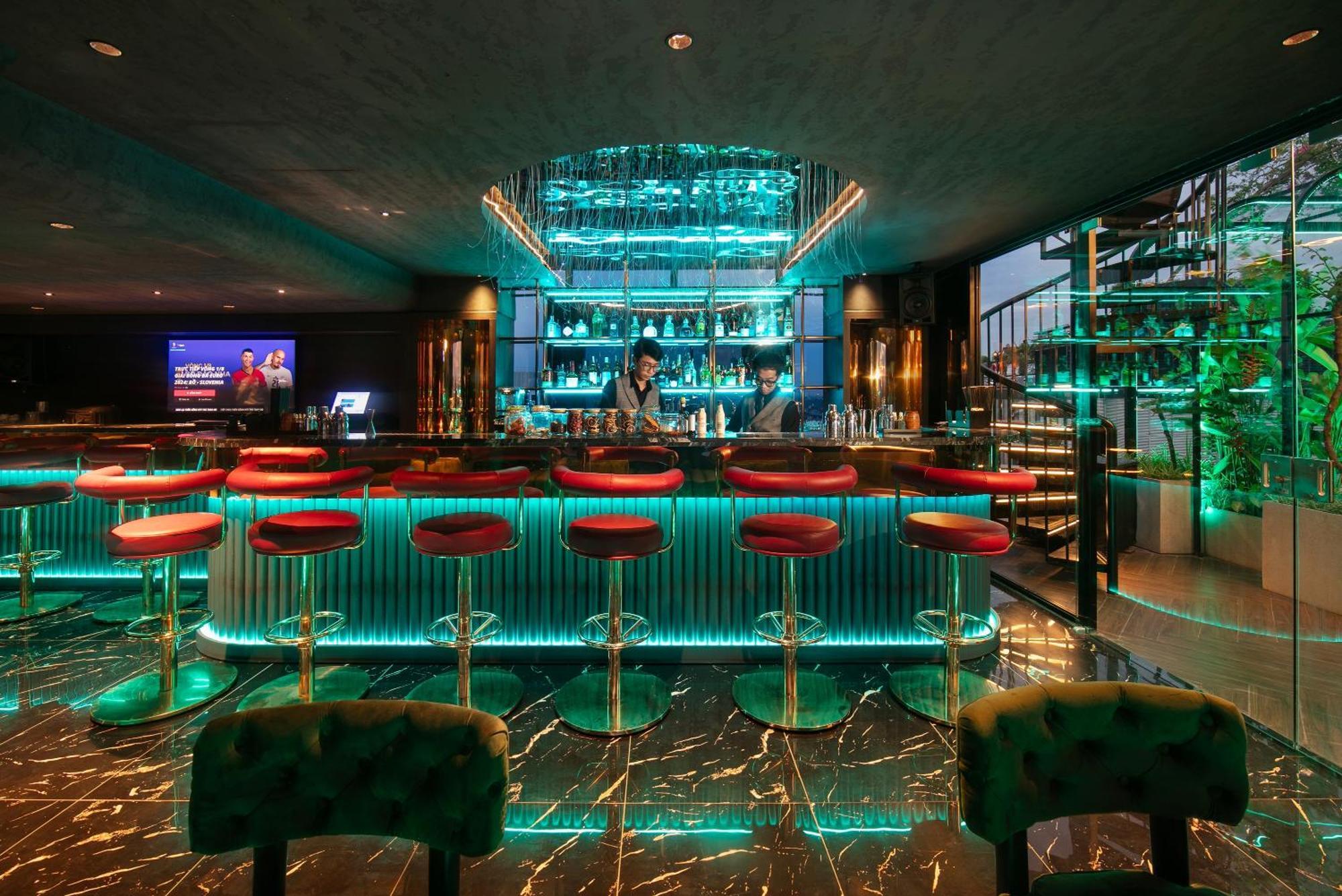 May De Ville Crown Hotel Hanoi Zewnętrze zdjęcie The bar at the 101 bar