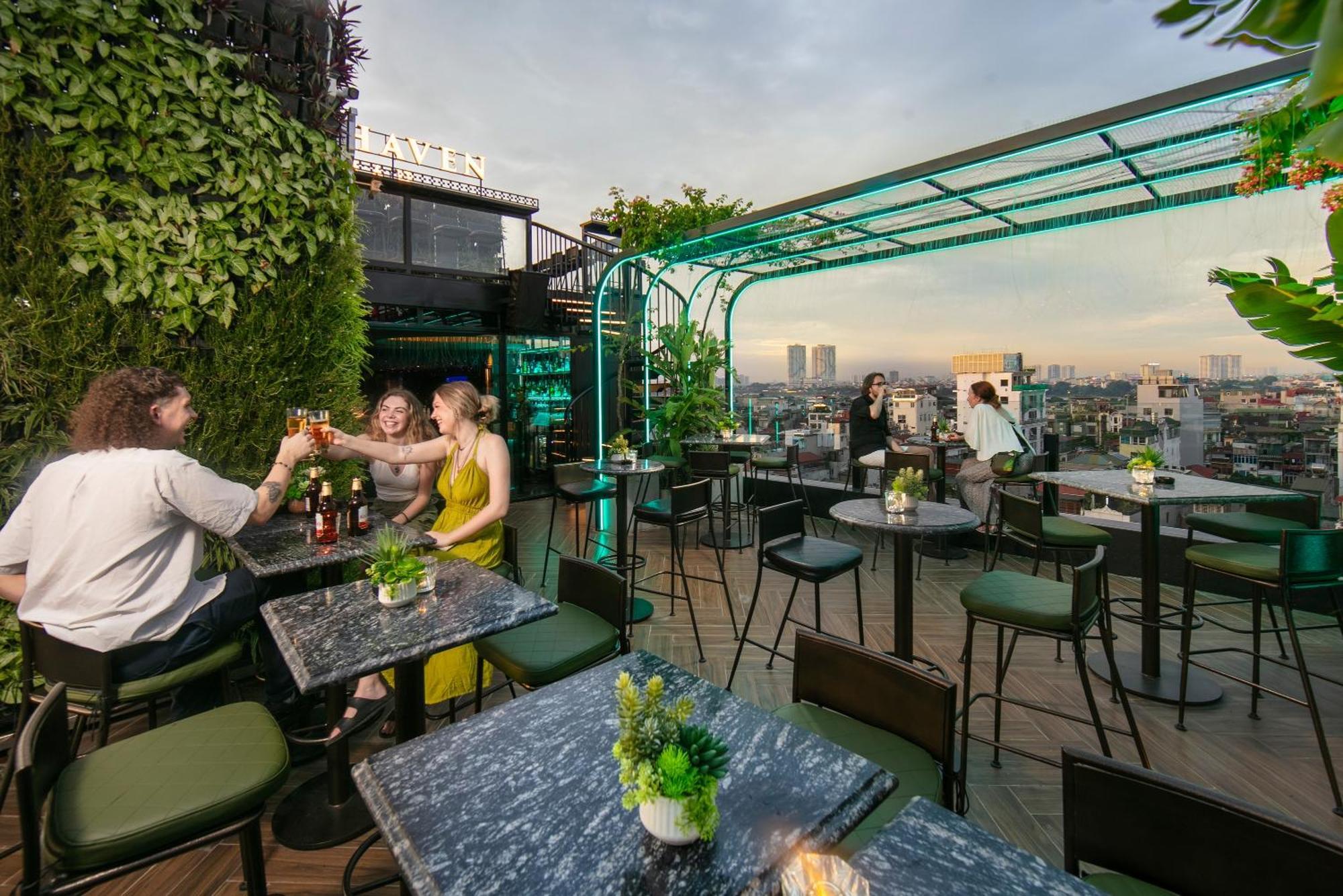 May De Ville Crown Hotel Hanoi Zewnętrze zdjęcie The rooftop bar