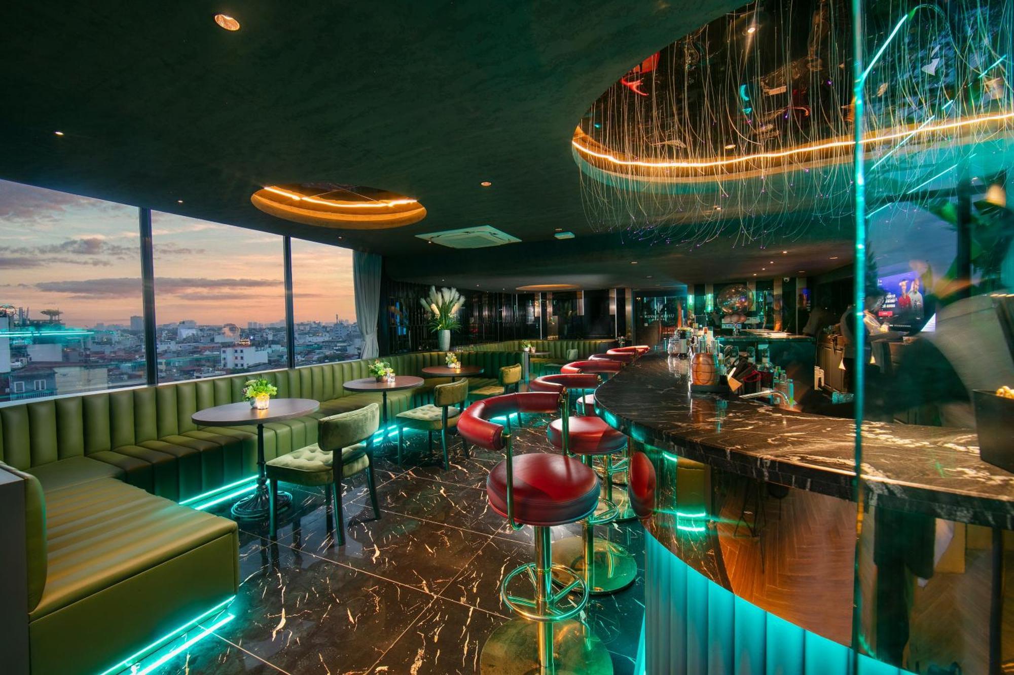 May De Ville Crown Hotel Hanoi Zewnętrze zdjęcie The 360° Sky Bar