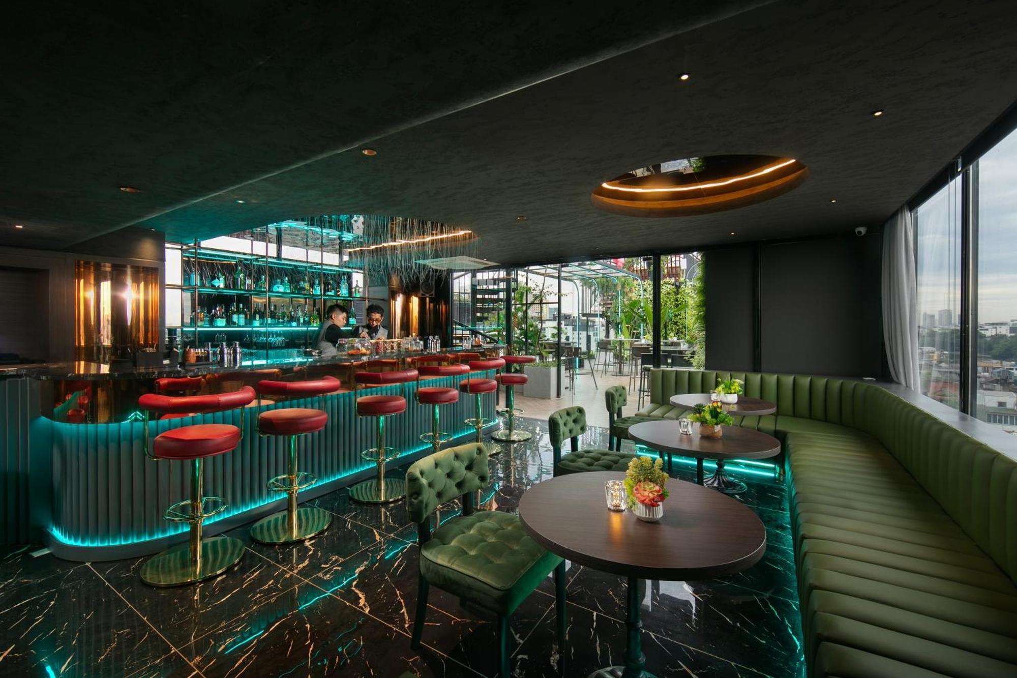 May De Ville Crown Hotel Hanoi Zewnętrze zdjęcie The bar at the 12th floor