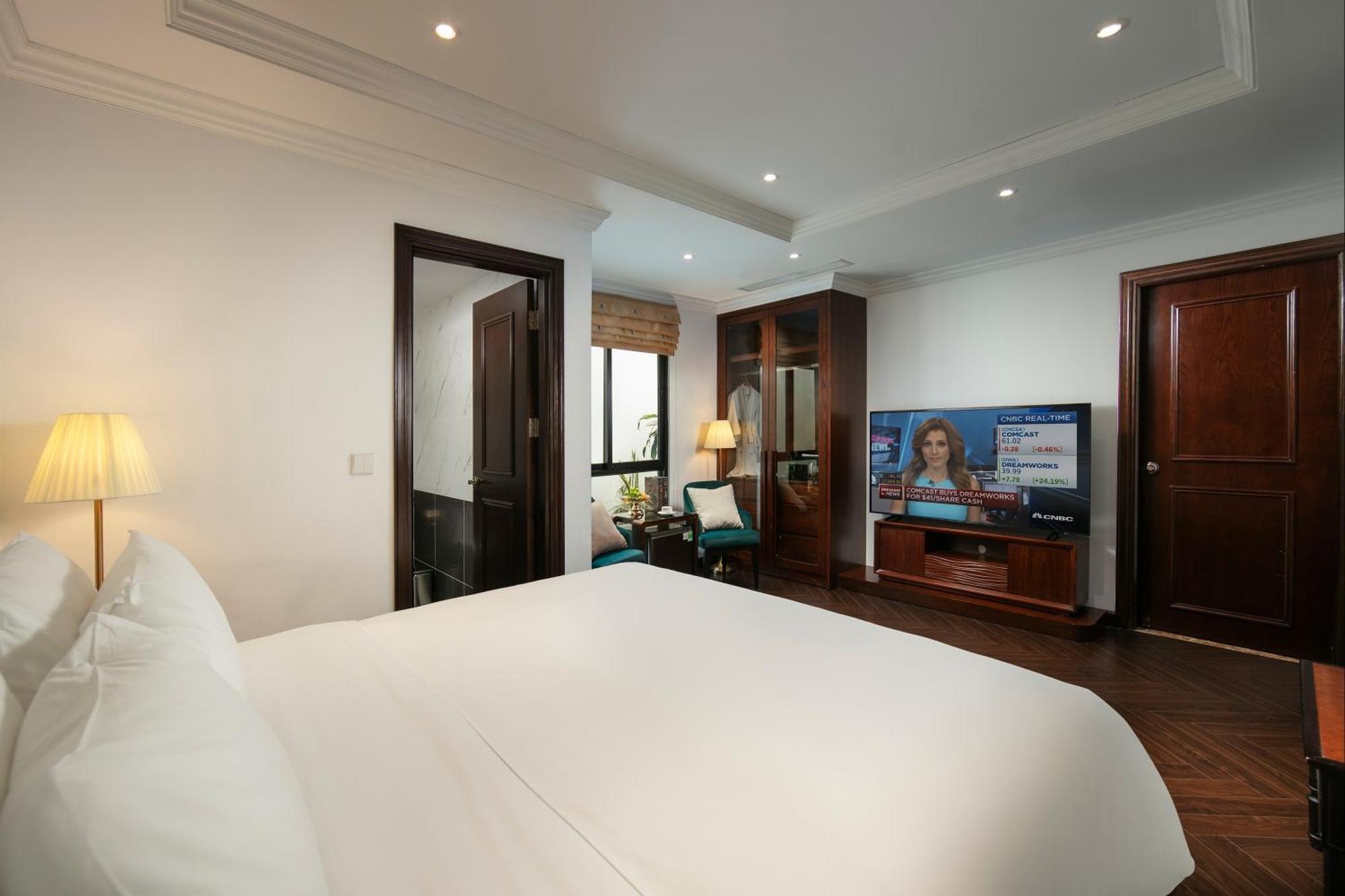 May De Ville Crown Hotel Hanoi Zewnętrze zdjęcie A bedroom at the hotel
