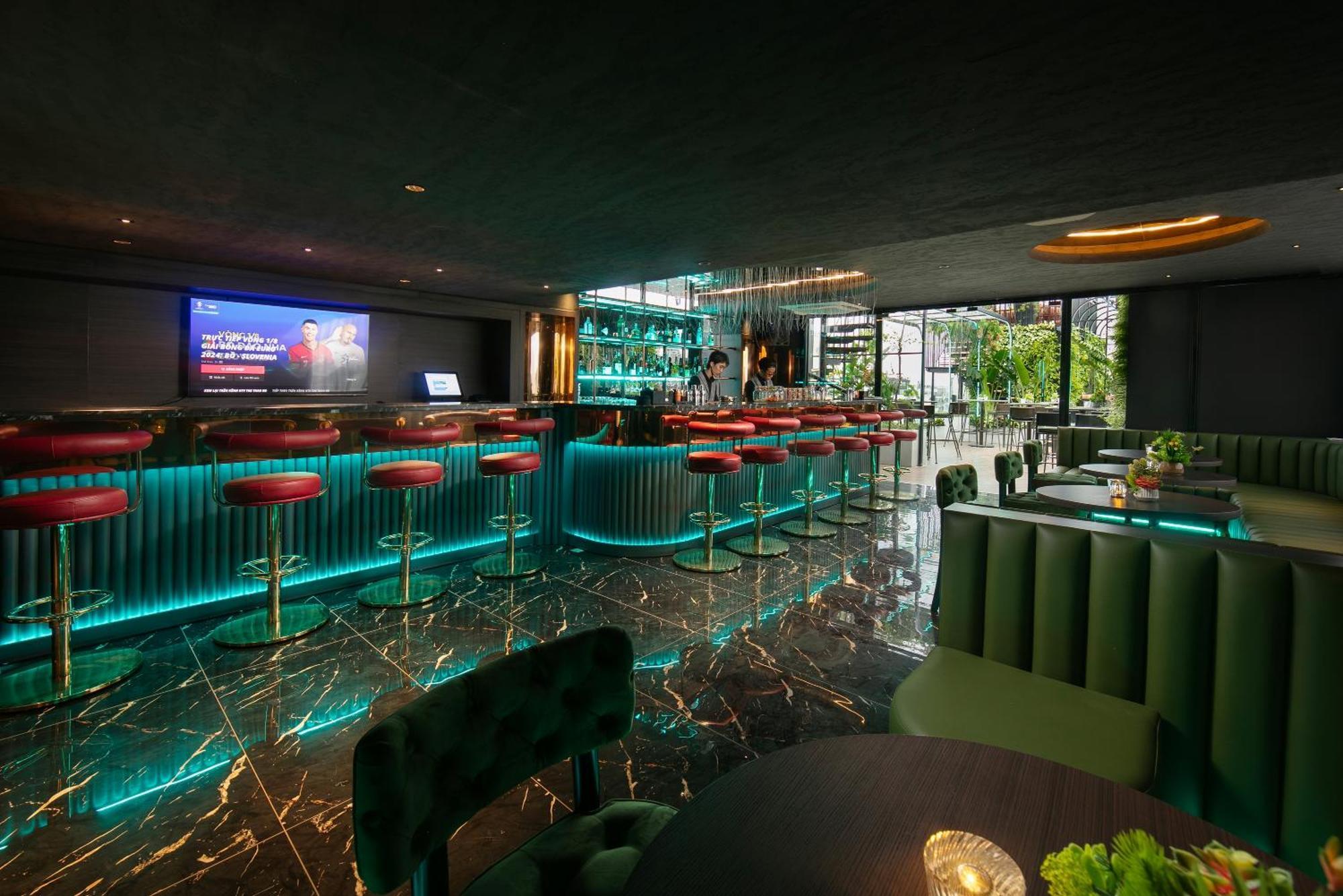 May De Ville Crown Hotel Hanoi Zewnętrze zdjęcie The bar at the 101 bar