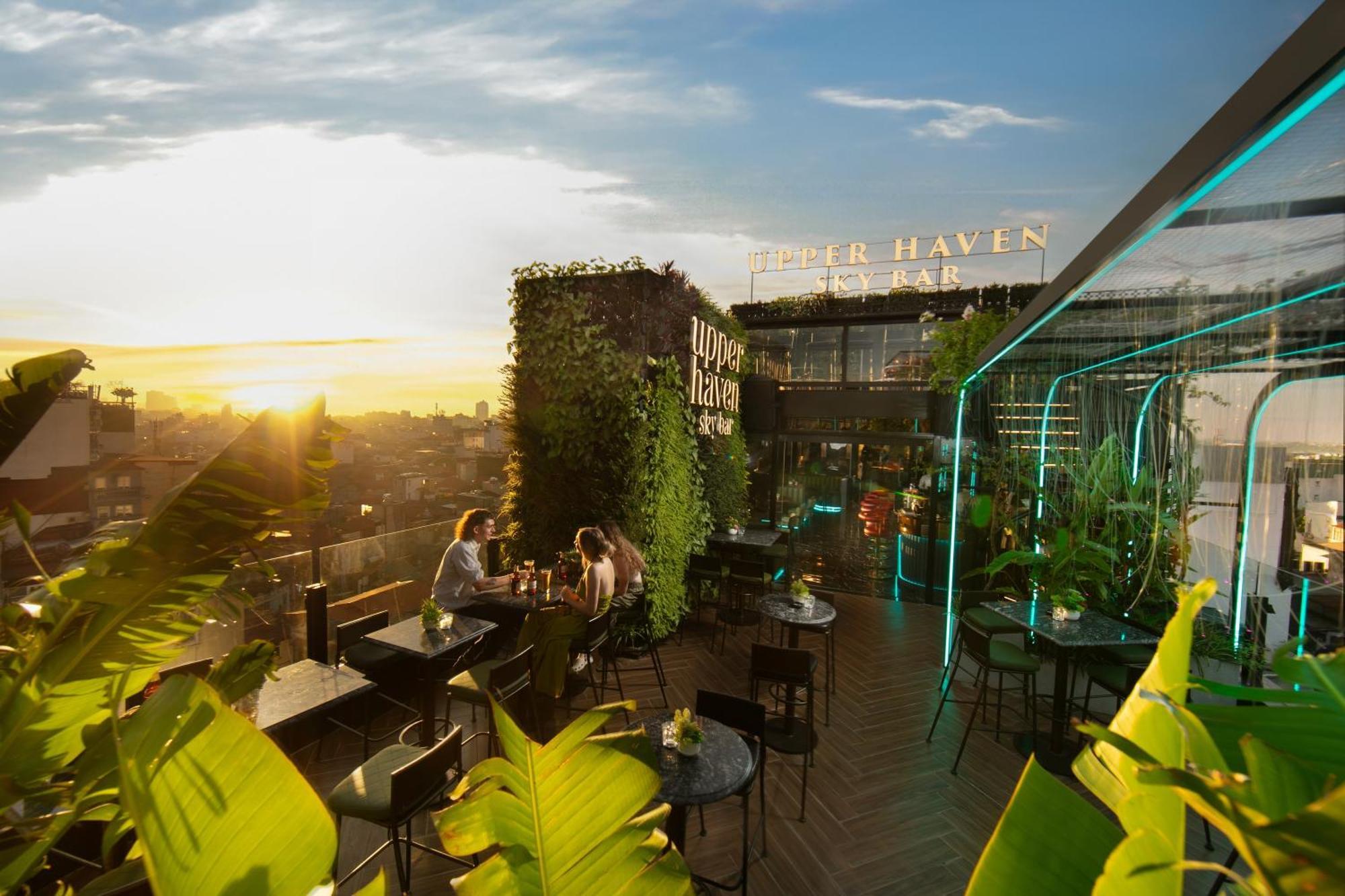 May De Ville Crown Hotel Hanoi Zewnętrze zdjęcie The rooftop bar at the hotel
