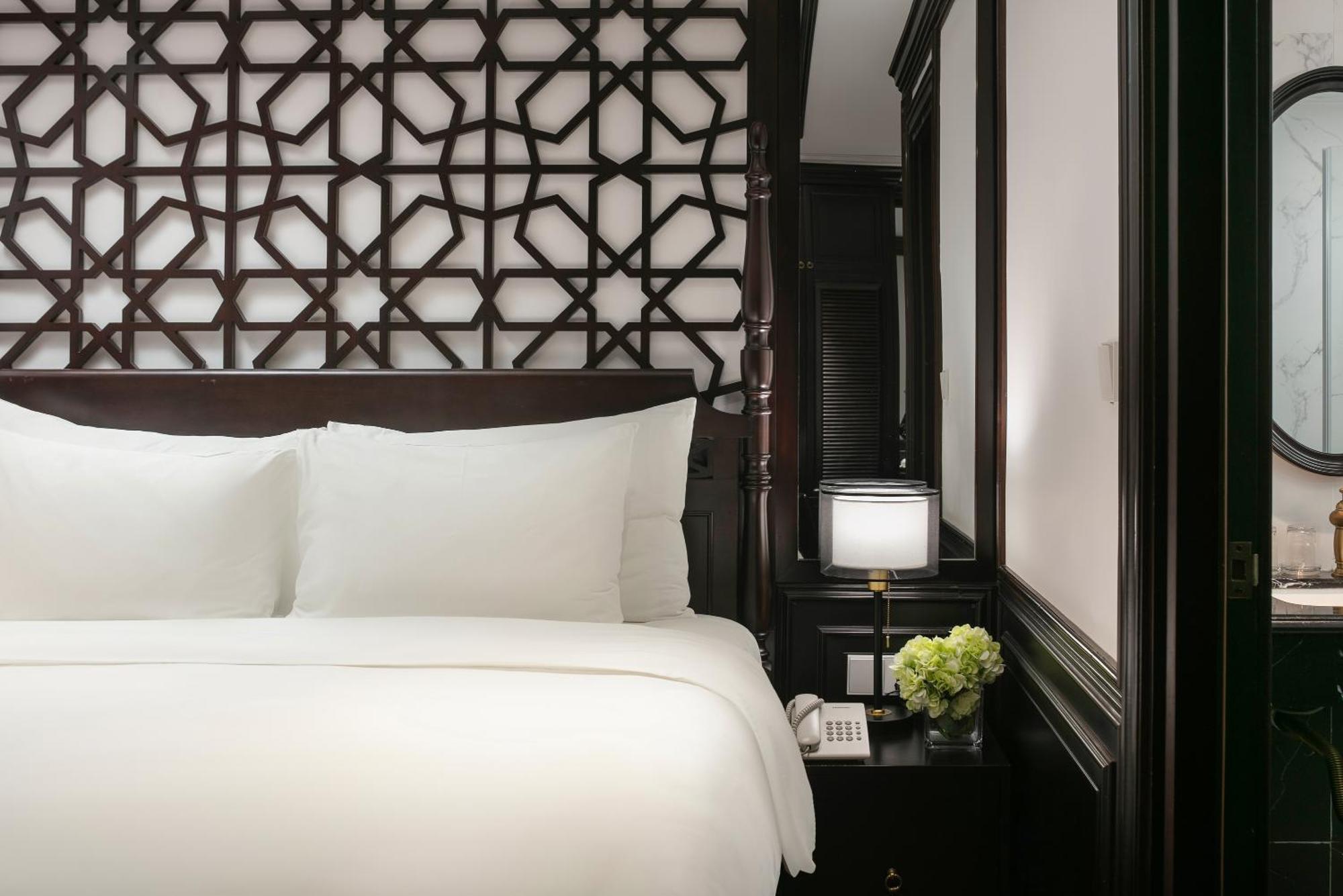 May De Ville Crown Hotel Hanoi Zewnętrze zdjęcie A bedroom at the Mandarin Oriental, Hanoi
