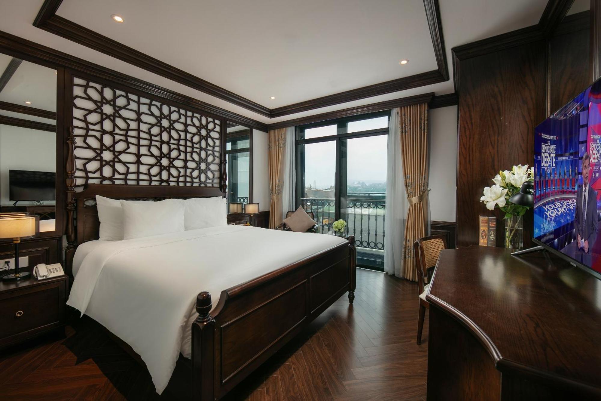 May De Ville Crown Hotel Hanoi Zewnętrze zdjęcie Deluxe Suite
