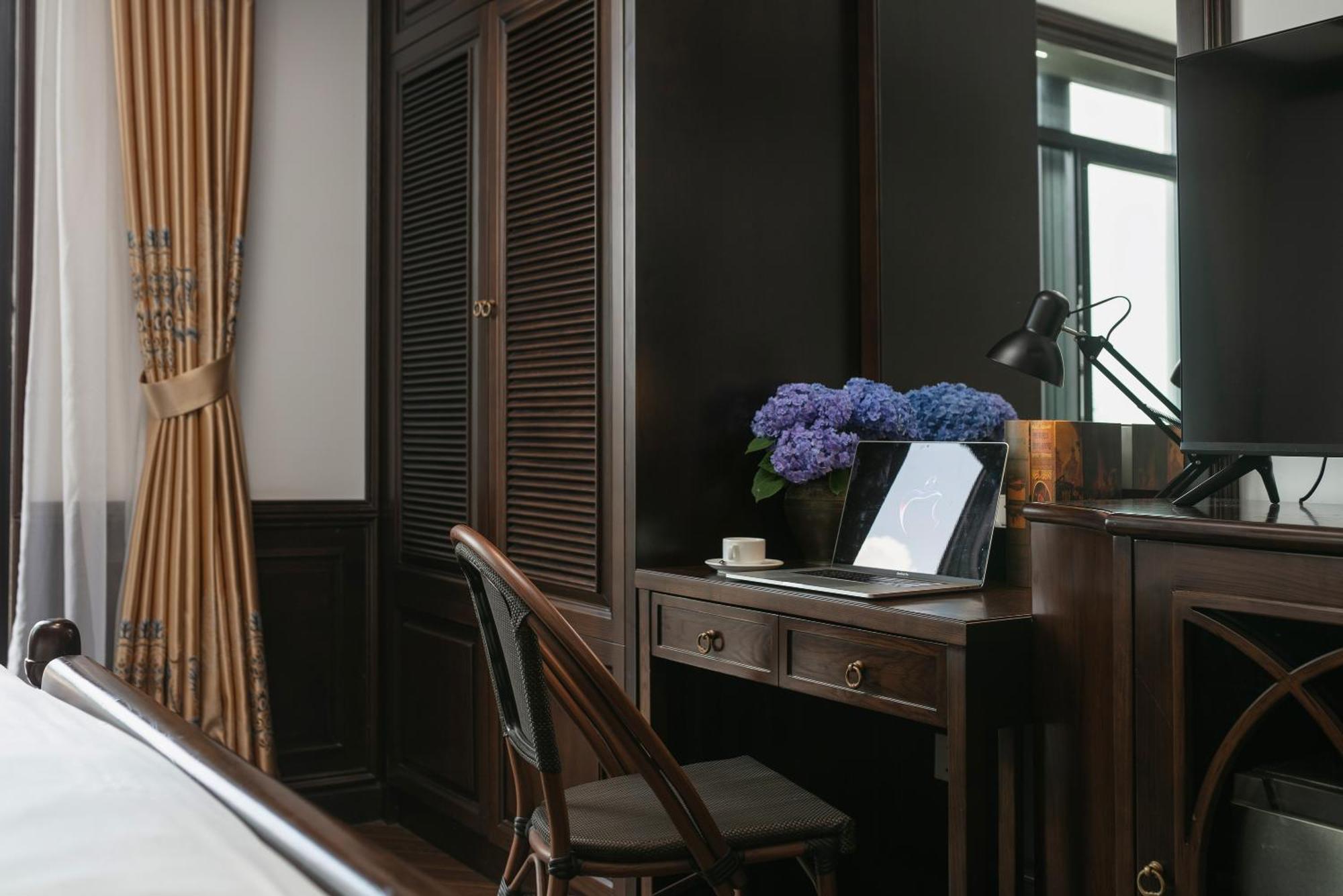 May De Ville Crown Hotel Hanoi Zewnętrze zdjęcie A room at the hotel