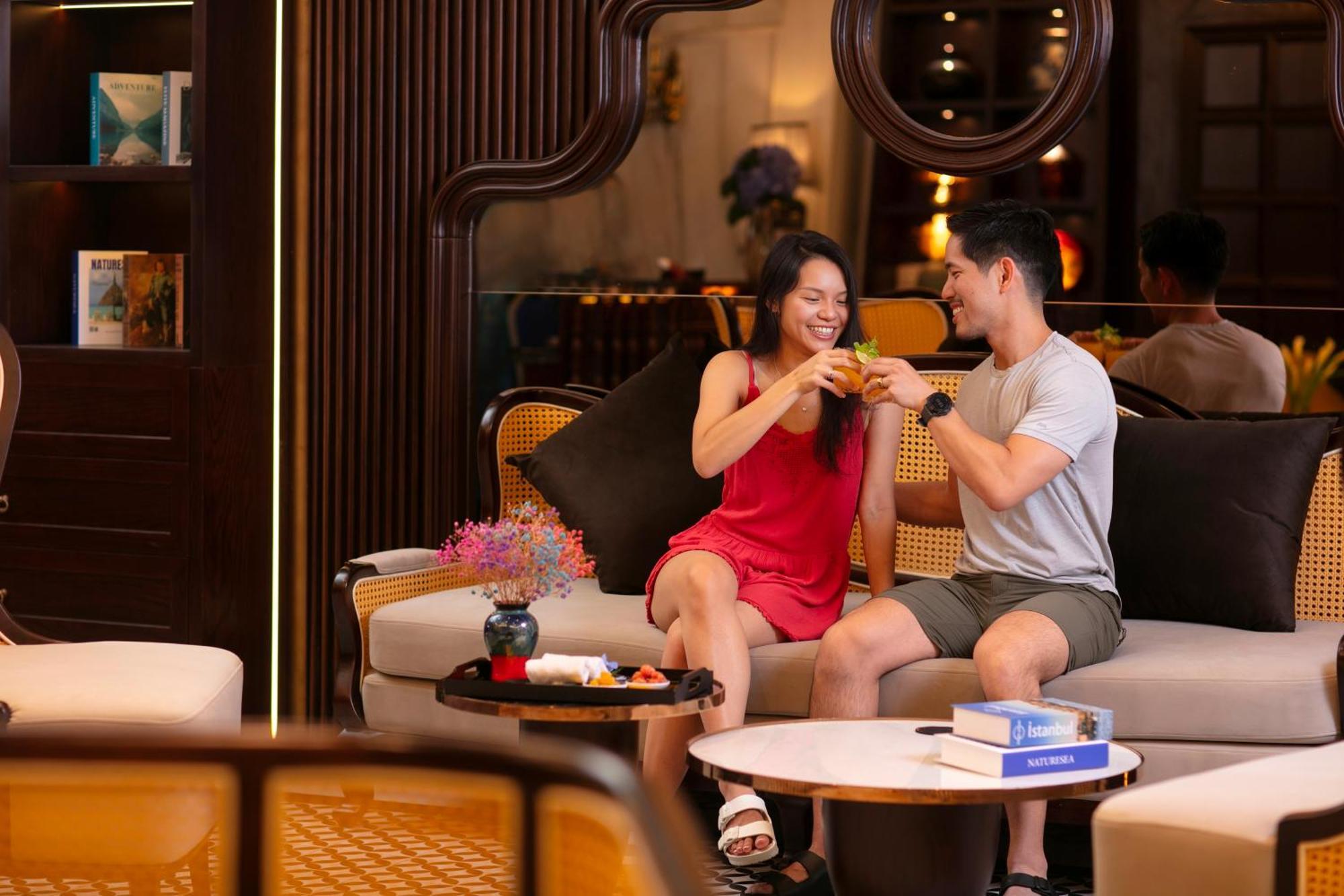 May De Ville Crown Hotel Hanoi Zewnętrze zdjęcie The Lounge at Tan Son Nhat International Airport