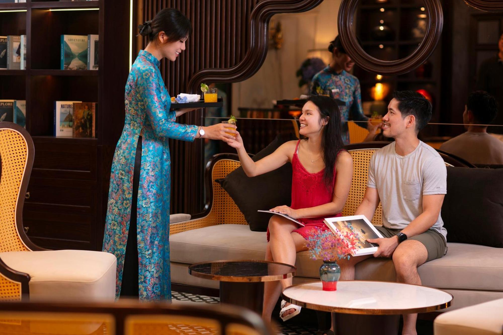 May De Ville Crown Hotel Hanoi Zewnętrze zdjęcie A Vietnamese woman wearing an áo dài