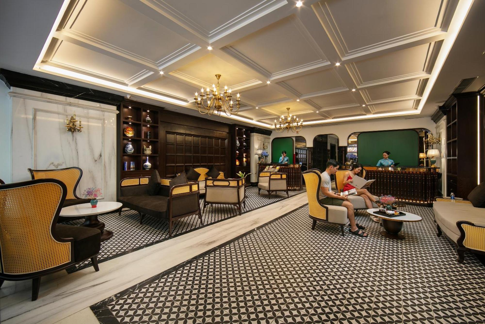 May De Ville Crown Hotel Hanoi Zewnętrze zdjęcie The lobby of the hotel