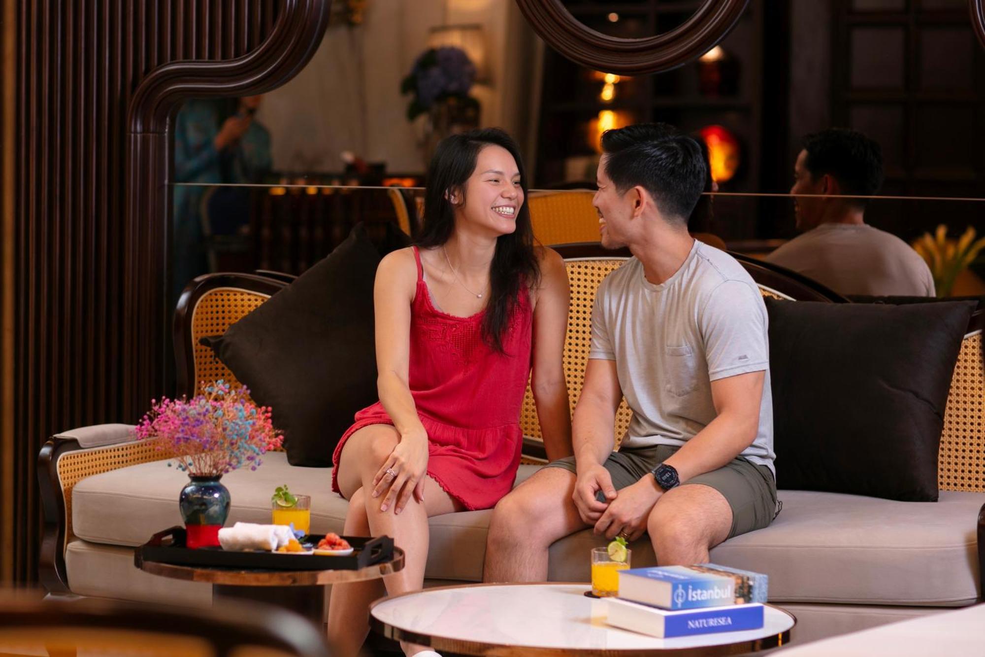 May De Ville Crown Hotel Hanoi Zewnętrze zdjęcie A couple at the hotel