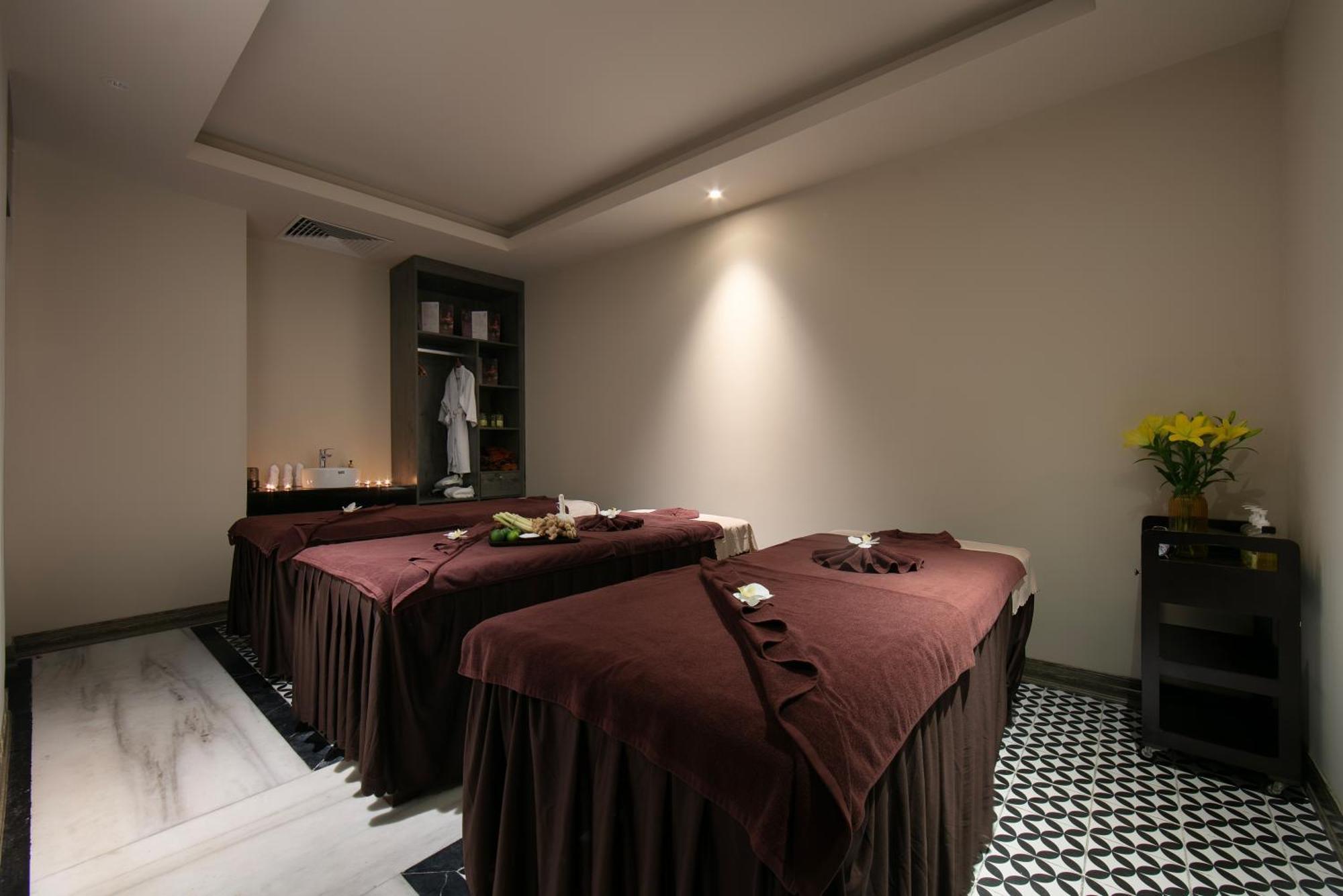 May De Ville Crown Hotel Hanoi Zewnętrze zdjęcie A massage room at a spa in Ho Chi Minh City, Vietnam