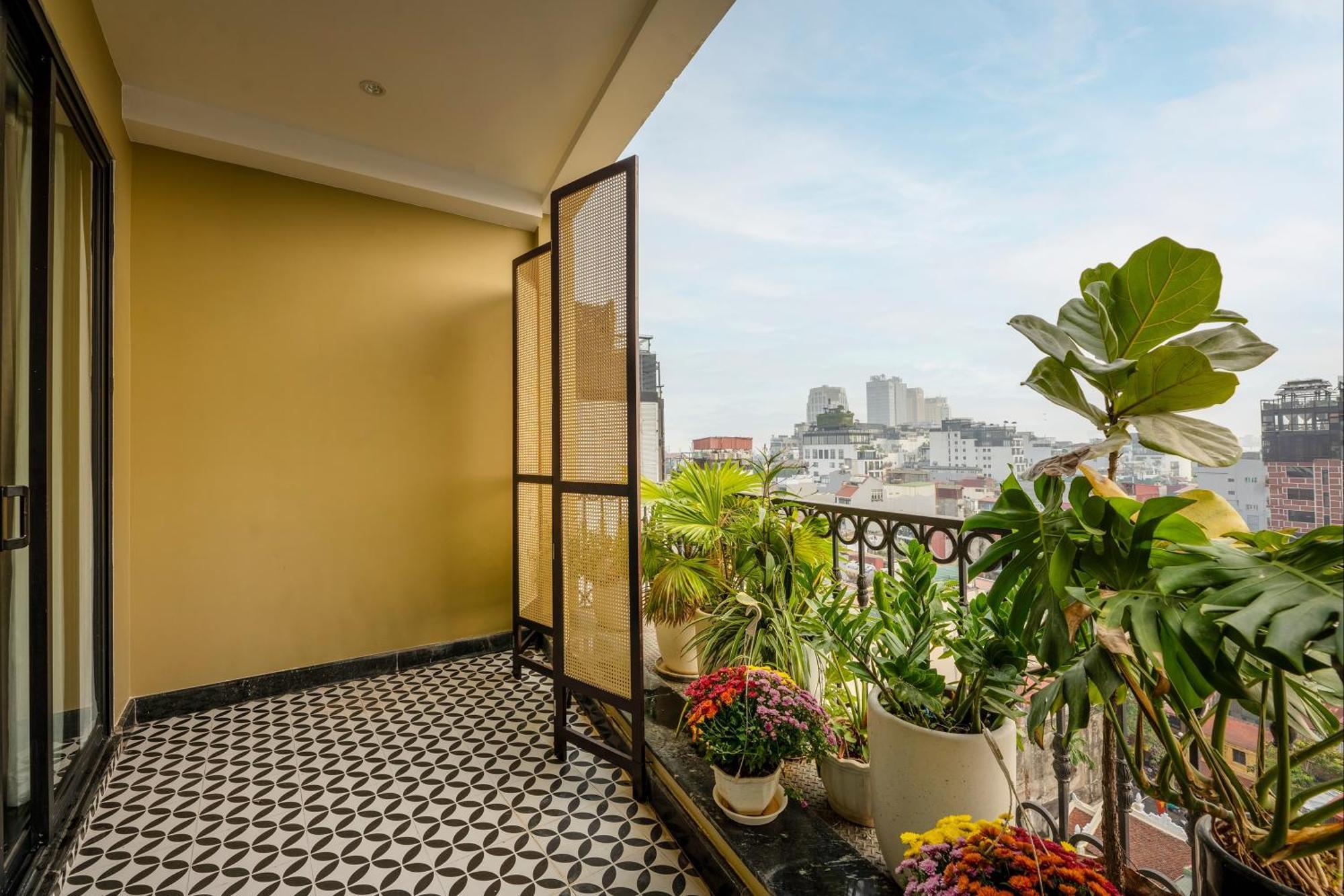 May De Ville Crown Hotel Hanoi Zewnętrze zdjęcie A balcony in Hanoi, Vietnam
