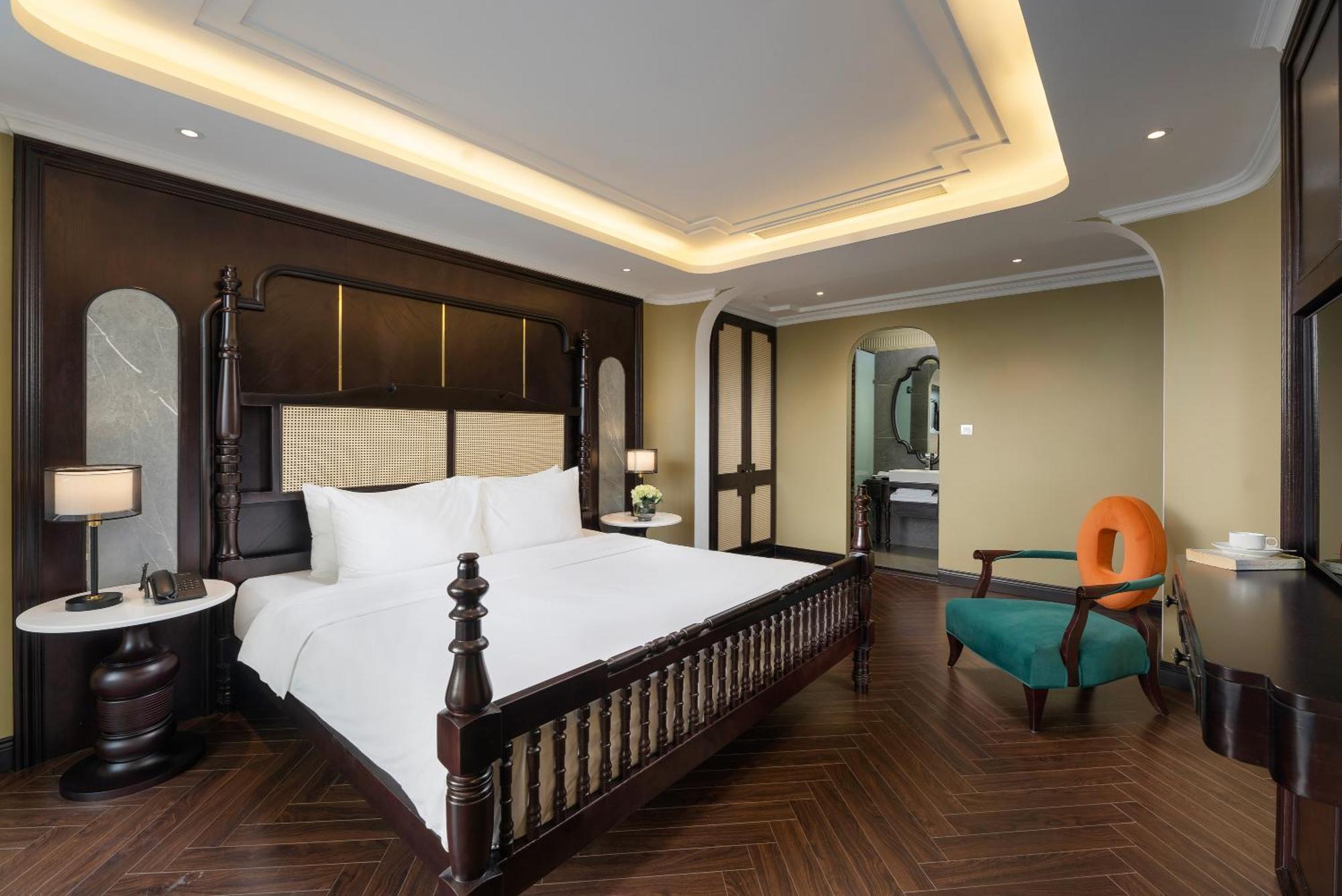May De Ville Crown Hotel Hanoi Zewnętrze zdjęcie A bedroom at the hotel